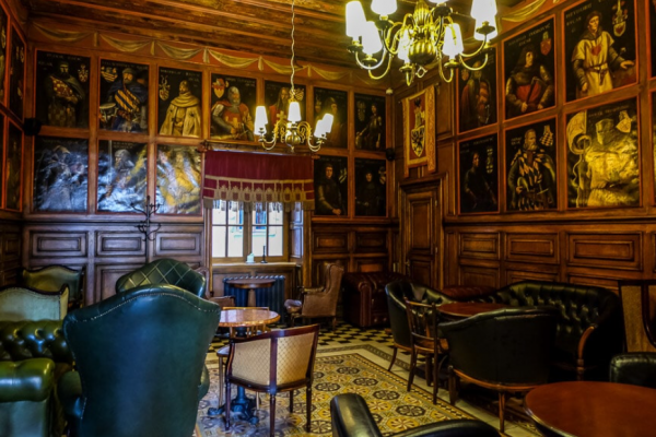 Cafe dengan dinding kayu bergaya tradisional Eropa